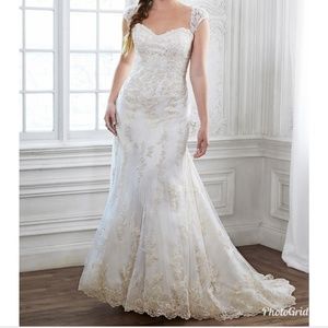 Maggie Sottero Ivory wedding dress